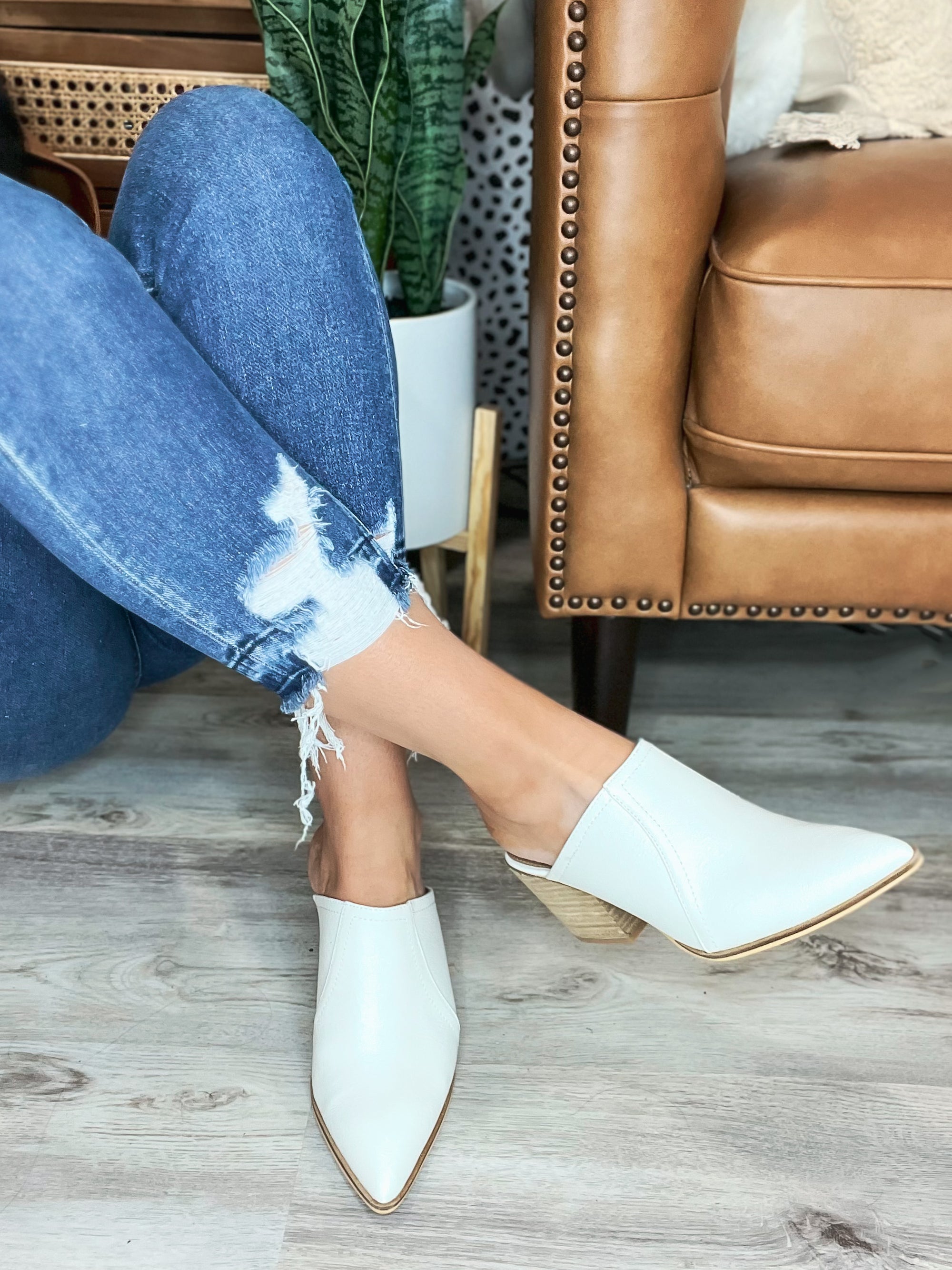 The Leo Mule - White